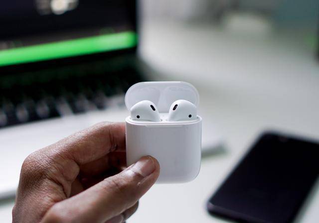 小触控连点器苹果版:AirPods的5个隐藏版小撇步！触控就能换歌、还可秒变监听器